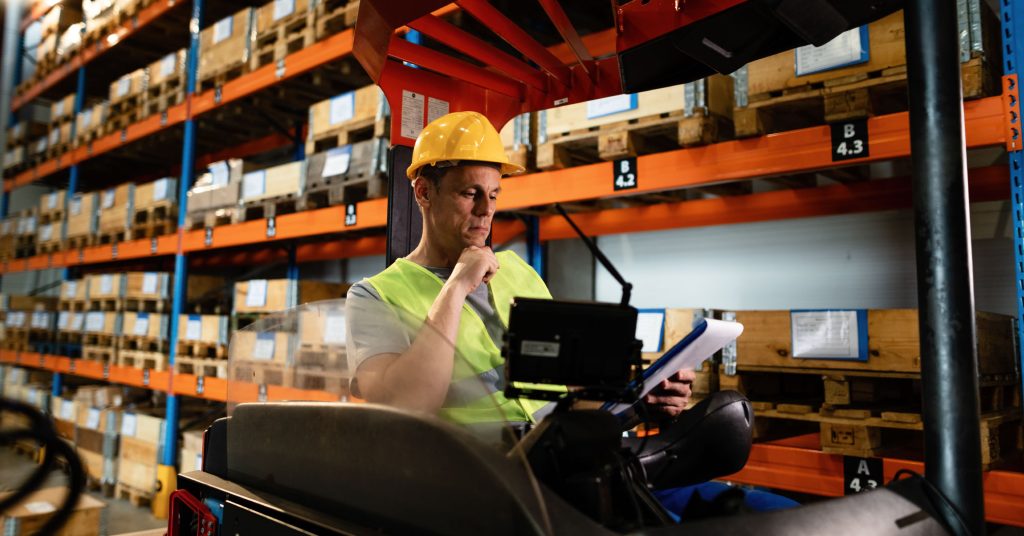 Découvrez comment Revo Kitchens a surmonté ses défis logistiques et optimisé son entrepôt grâce à l'implémentation d'un WMS SaaS